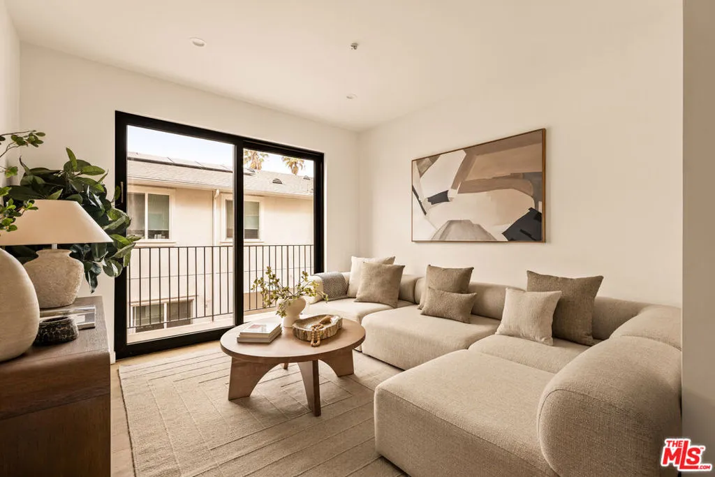 1747 S Marvin Avenue, Los Angeles, California 90019 home-pic-37